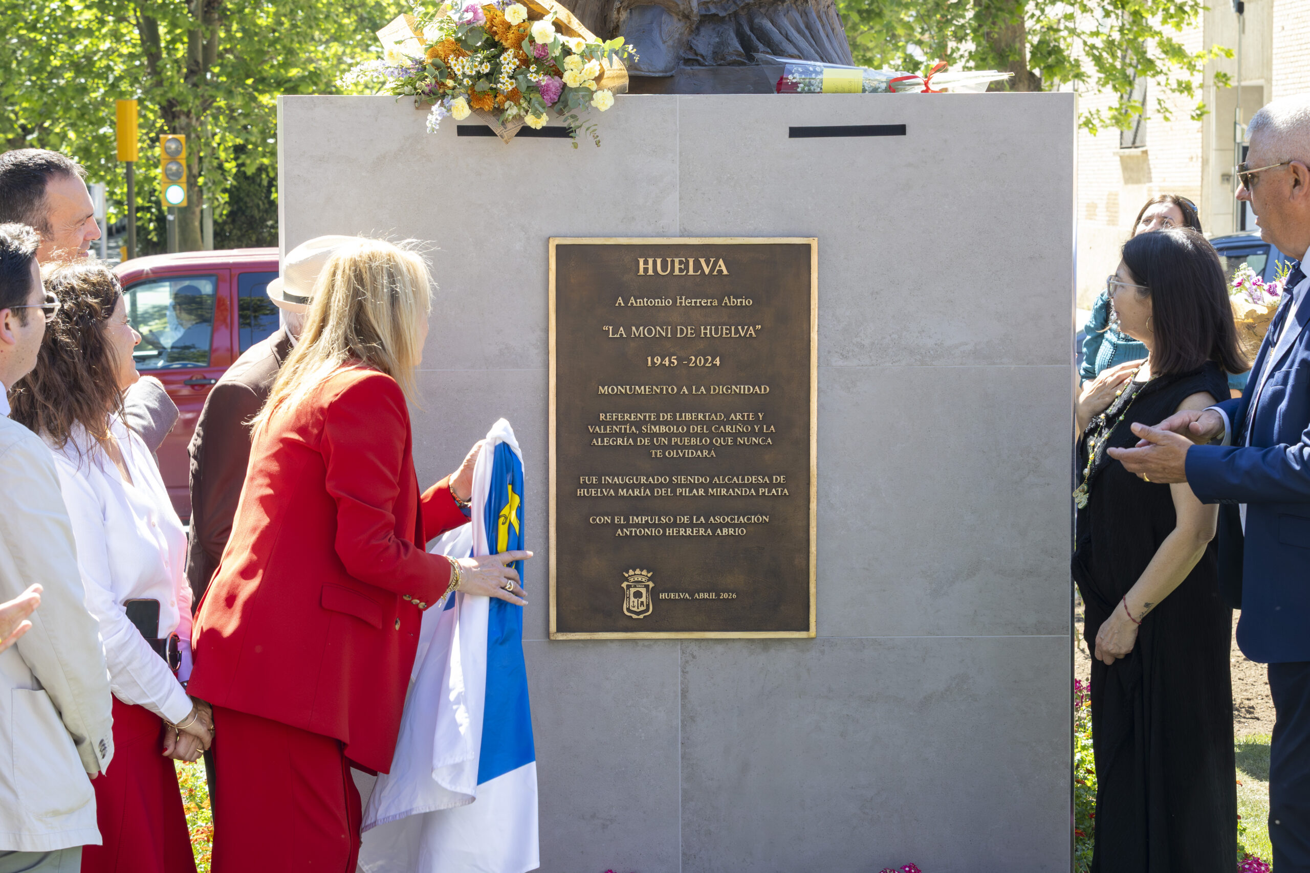 La Moni ya tiene su escultura en Huelva con el apoyo de la Fundación Cajasol