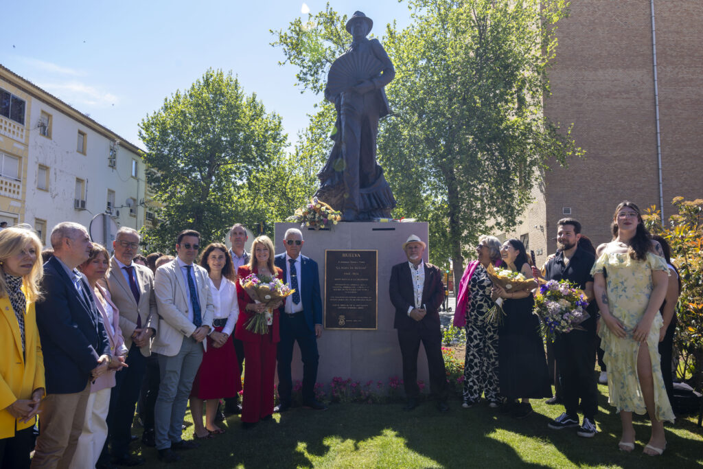La Moni ya tiene su escultura en Huelva con el apoyo de la Fundación Cajasol