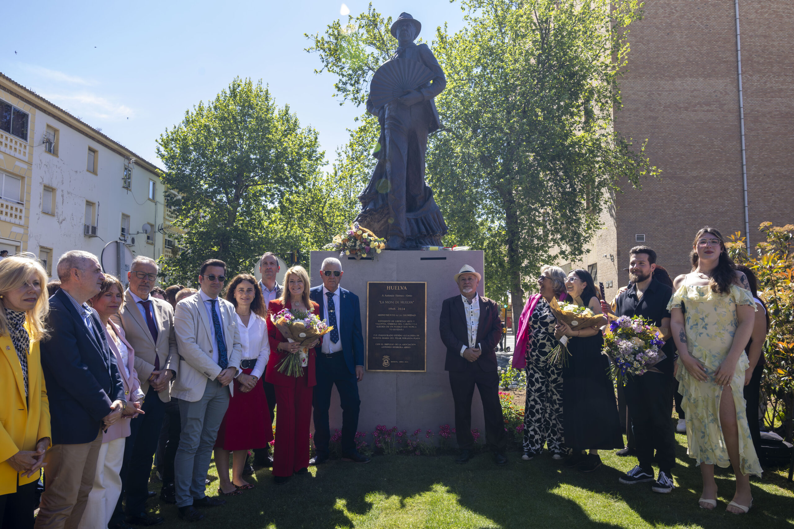 La Moni ya tiene su escultura en Huelva con el apoyo de la Fundación Cajasol