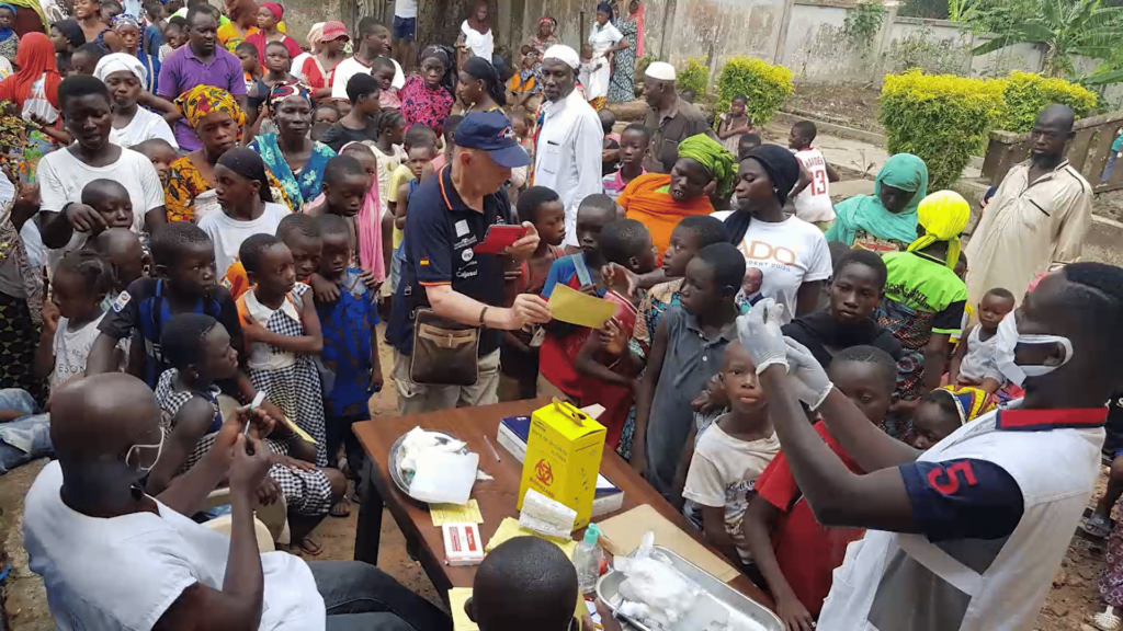 La Fundación Cajasol colabora con la ONG África Arco Iris con vacunas contra la Meningitis C en Costa de Marfil