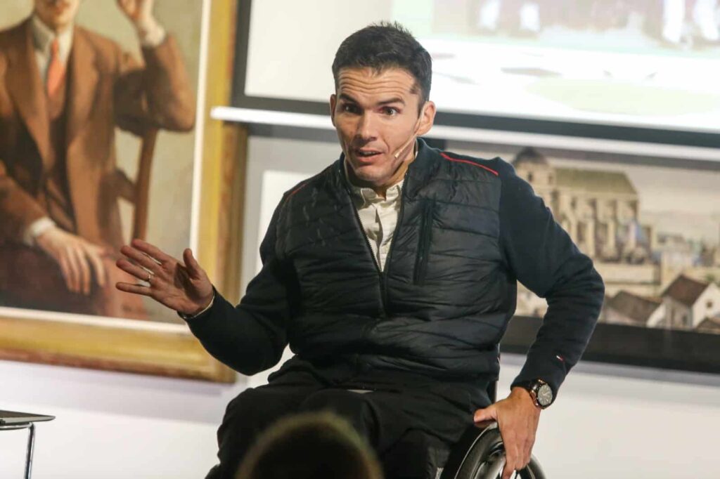 Paco Salinas motiva a los adolescentes en Córdoba