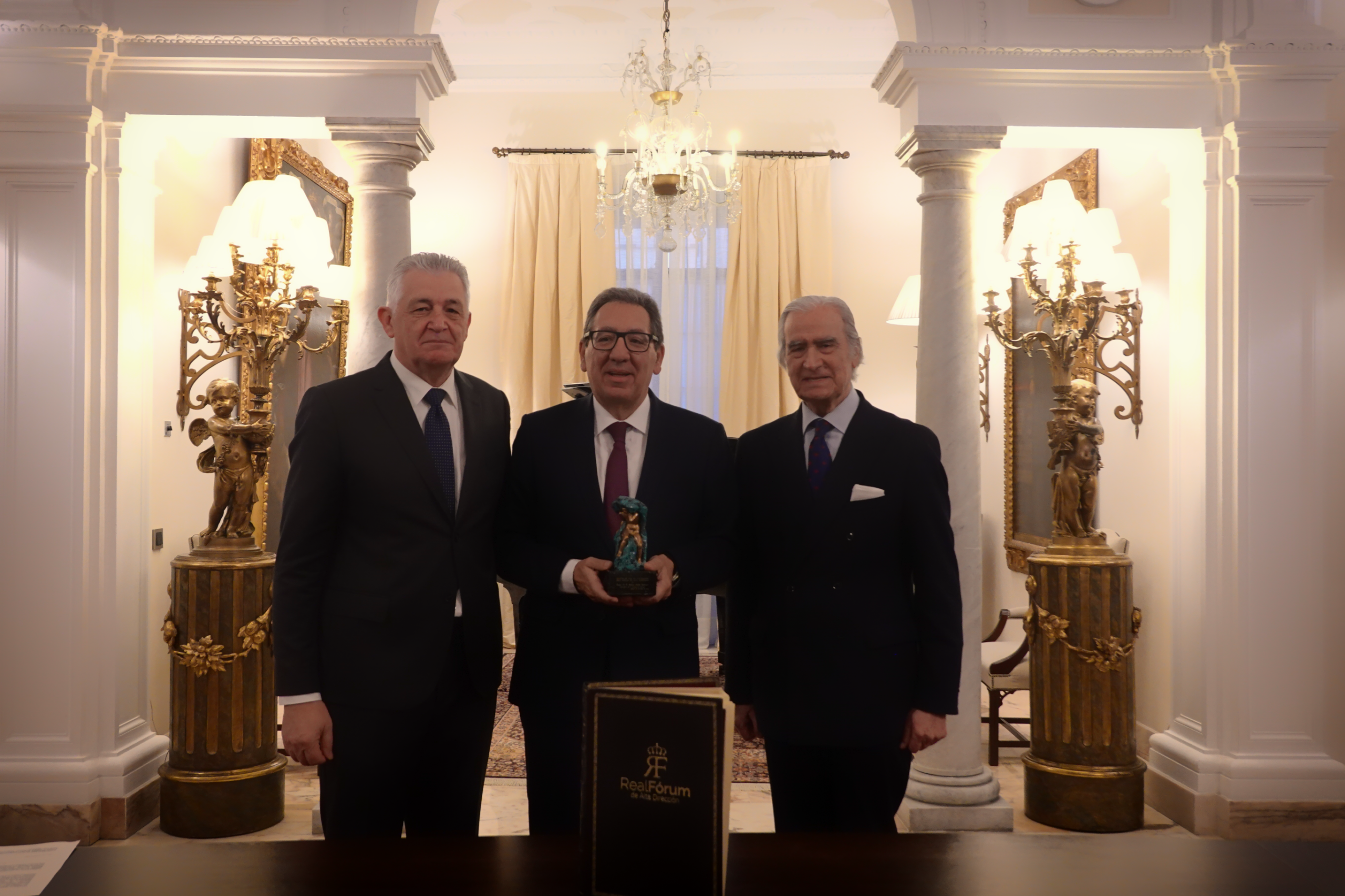 Antonio Pulido recibe el Máster de Oro del Real Fórum de Alta Dirección