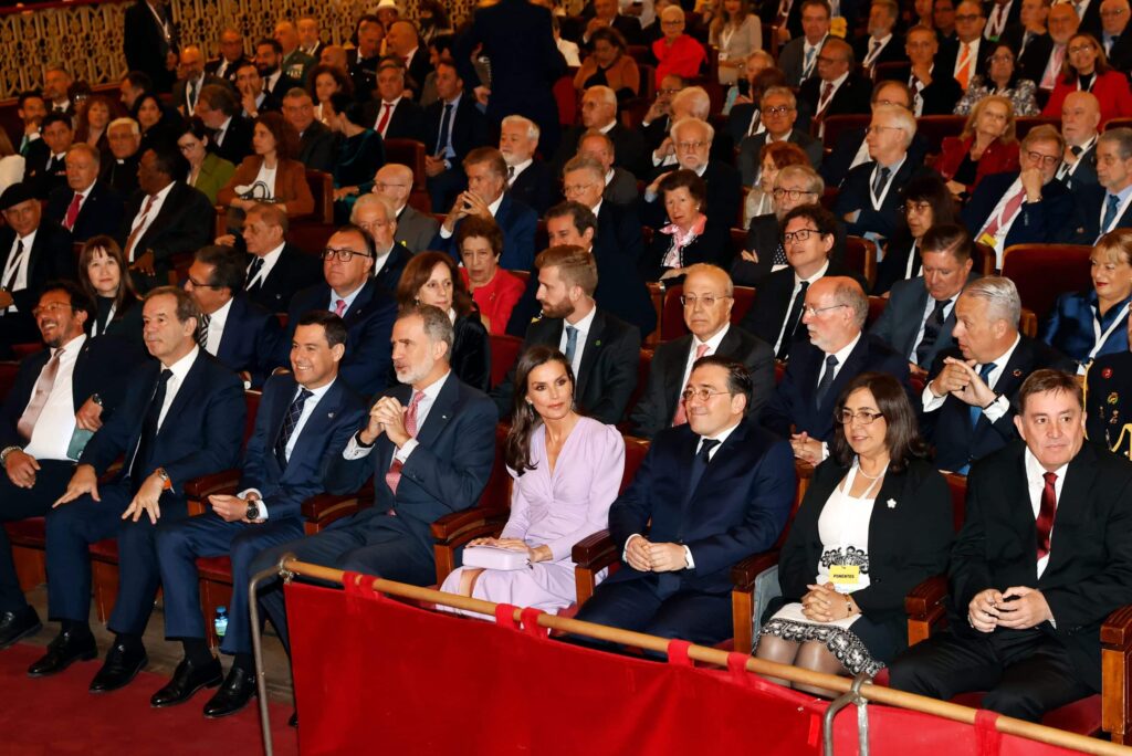 Antonio Pulido presidente de Fundación Cajasol y Sus Majestades los Reyes de España, Don Felipe y Doña Letizia