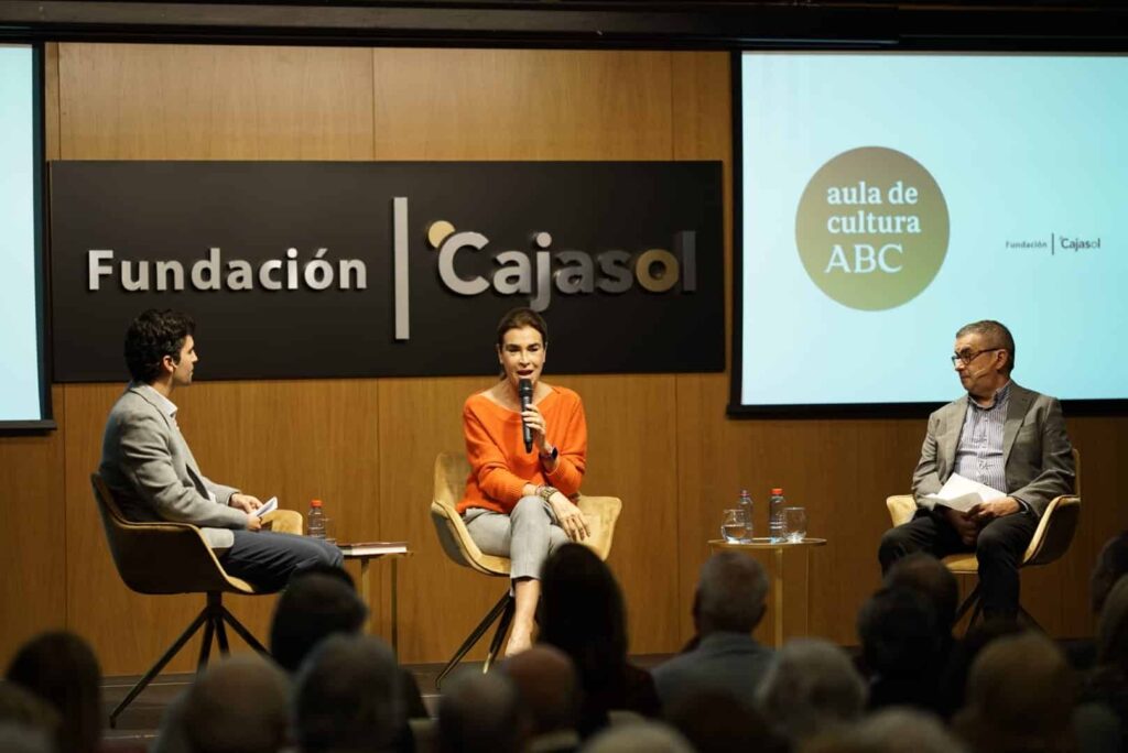La escritora Carmen Posadas presenta su último libro «Licencia para espiar» en el Aula de Cultura ABC
