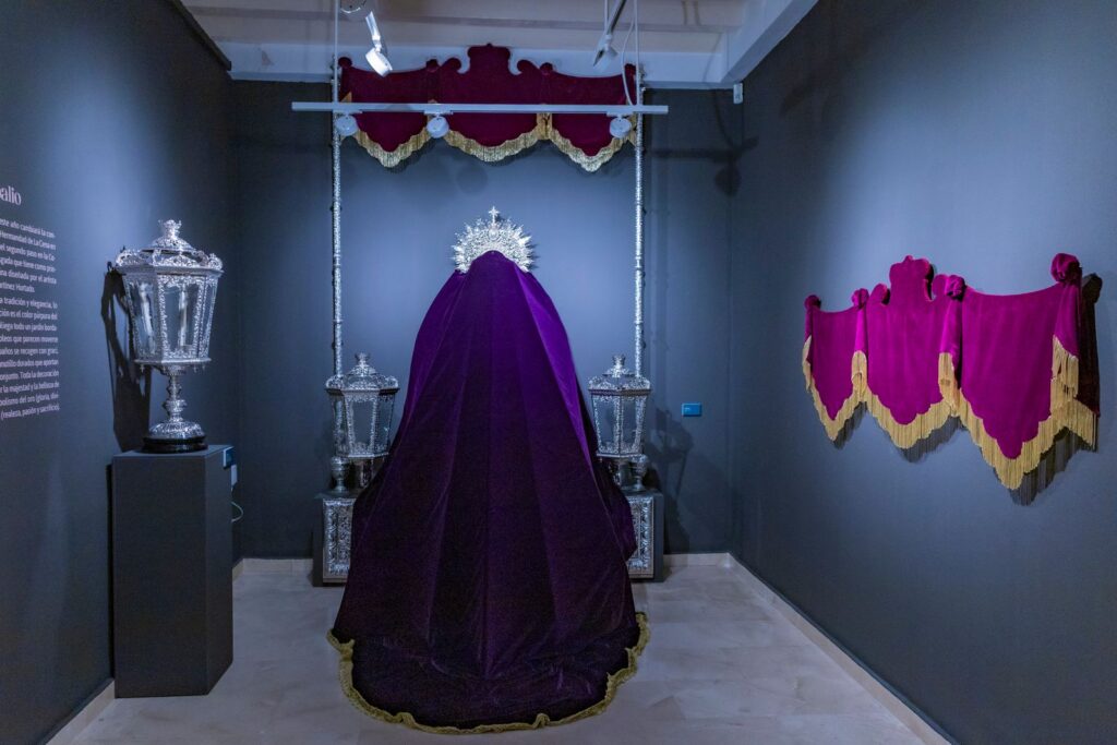 'Tras El Milagro' desvela en la Fundación Cajasol en Cádiz el nuevo palio de la Hermandad de la Cena