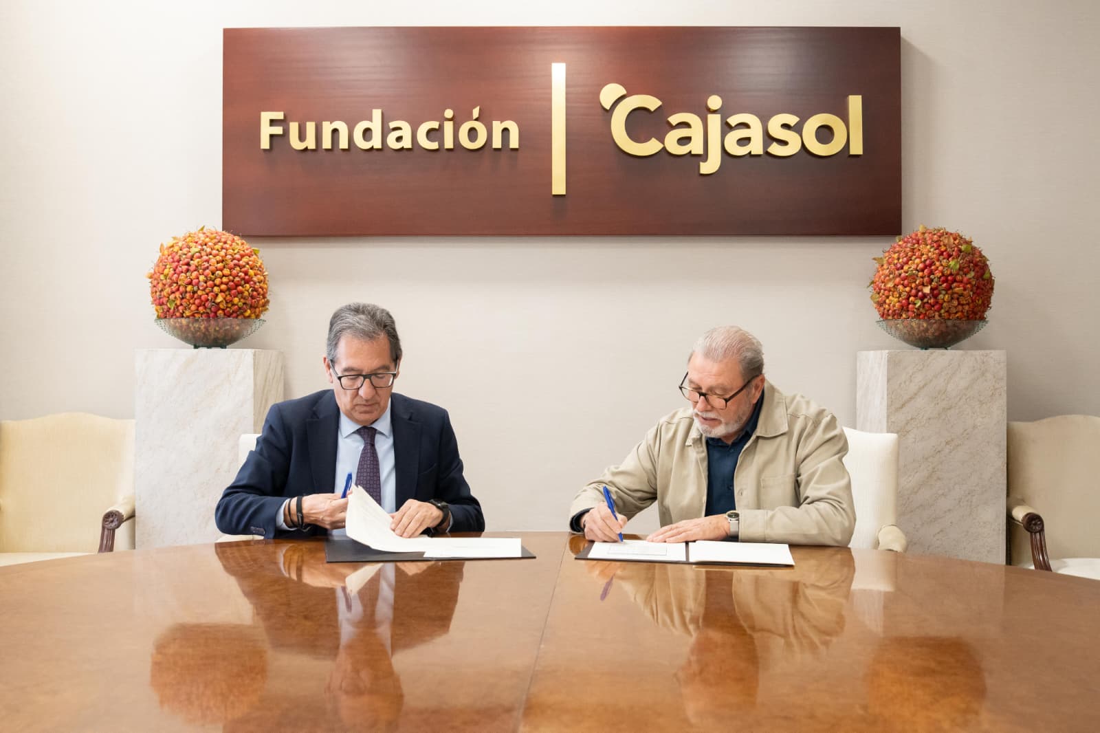 Fundación Cajasol y UGT Sevilla promueven empleo y cultura