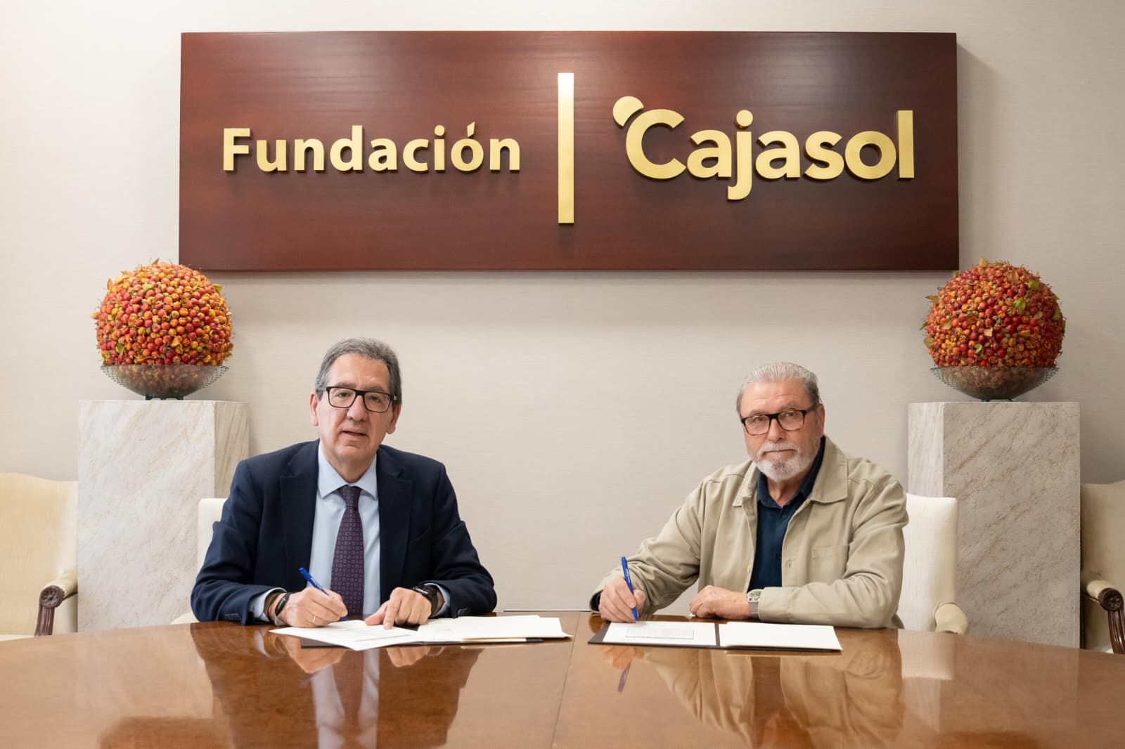 Fundación Cajasol y UGT Sevilla promueven empleo y cultura