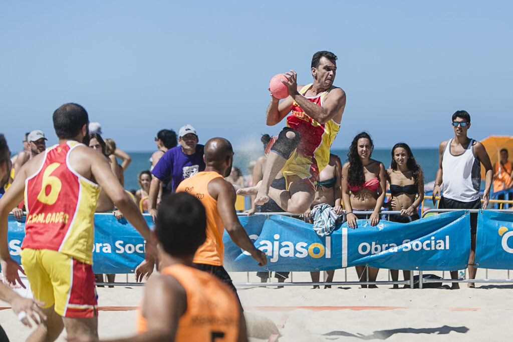 Emoción y diversión sobre la arena con el XXIII Trofeo Ramón de Carranza de balonmano playa