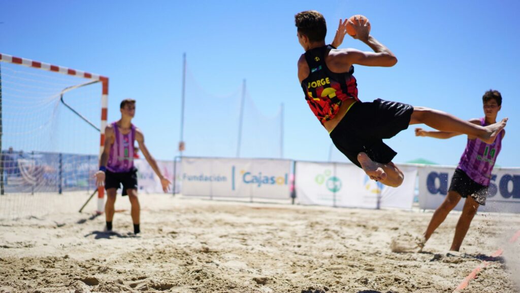 La arena de La Victoria vibra con el XXIV Trofeo Carranza de Balonmano Playa