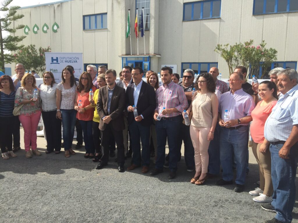 Fundación Cajasol y Giahsa entregan 30.000 botellas de agua a las hermandades de Huelva para aliviar las altas temperaturas del camino del Rocío
