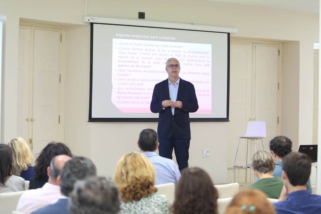 Alfredo Vela, durante su conferencia en el ciclo 'Fundación Cajasol en un Tuit' en Sevilla