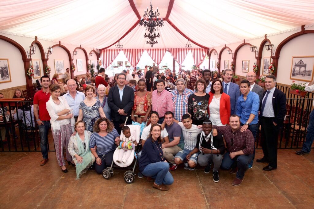 Almuerzo solidario a entidades sociales en la Caseta de la Fundación Cajasol para inaugurar la Feria de Abril 2015