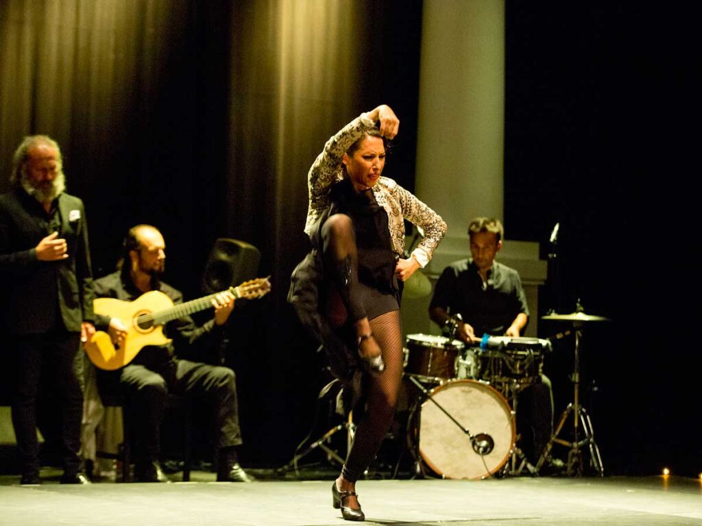 Ana Morales enciende la piel del público con ‘Lo indefinido’ en los Jueves Flamencos de la Fundación Cajasol