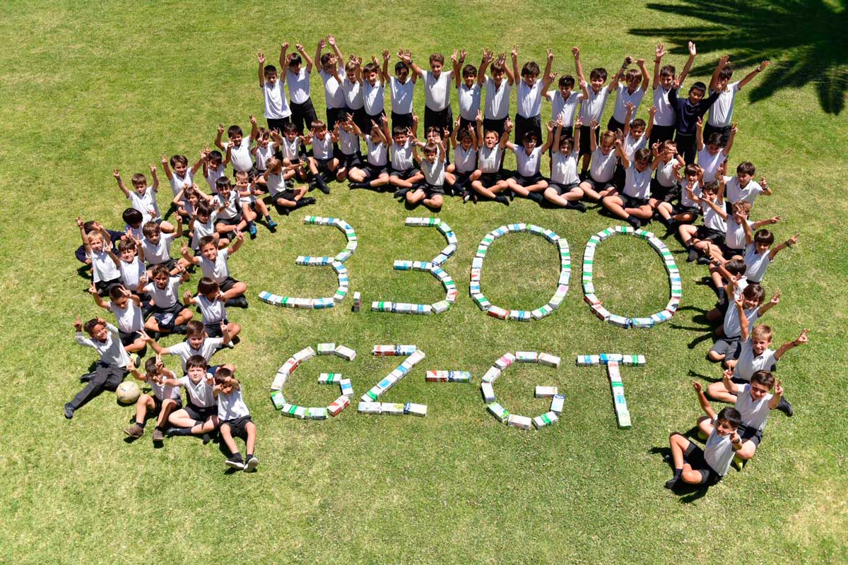 Alumnos de los colegios Grazalema y Guadalete posan con parte de los litros de leche conseguidos para Andaluces Compartiendo