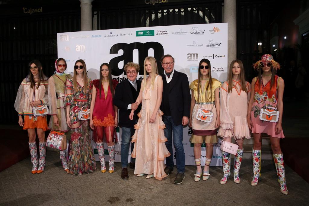 Victorio y Lucchino, junto a las modelos que desfilaron en Andalucía de Moda 2019