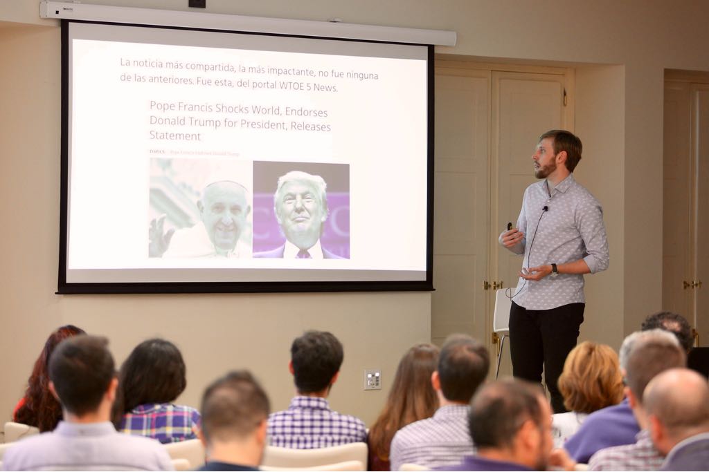 Andrés P. Mohorte, durante su conferencia en el ciclo Fundación Cajasol en un Tuit
