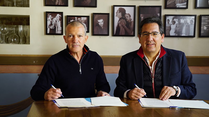 Antonio Banderas y Antonio Pulido, firmando el acuerdo de colaboración