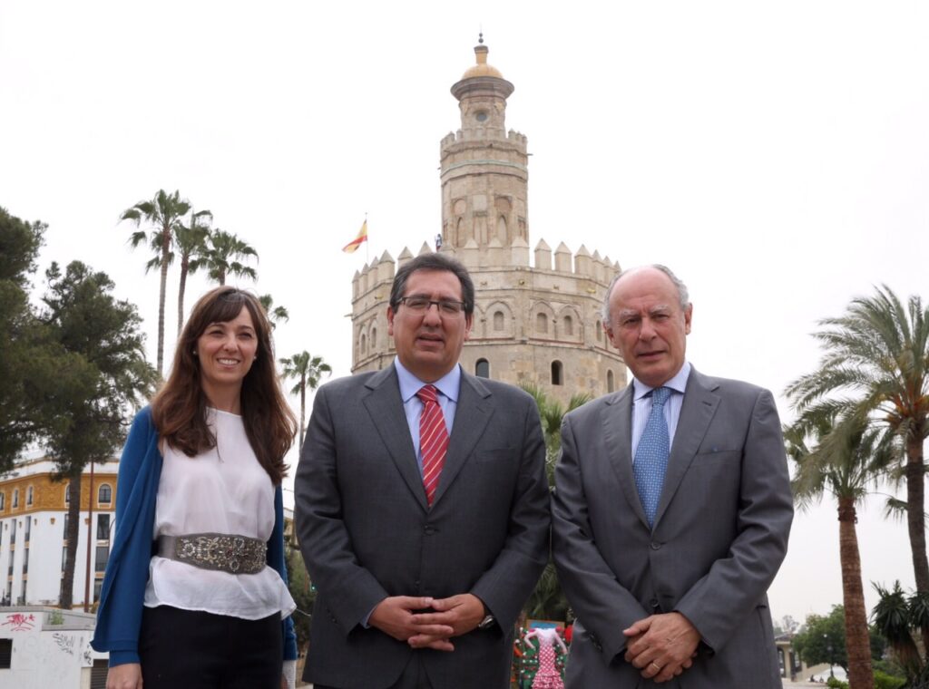 La Fundación Cajasol y la Fundación Museo Naval presentan la guía sobre la Torre del Oro 'Sevilla, Puerta de Indias'