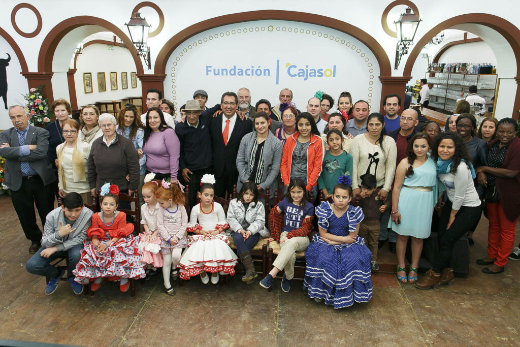 La Fundación Cajasol inaugura la Feria de Abril 2016 ofreciendo su tradicional almuerzo solidario a entidades sociales