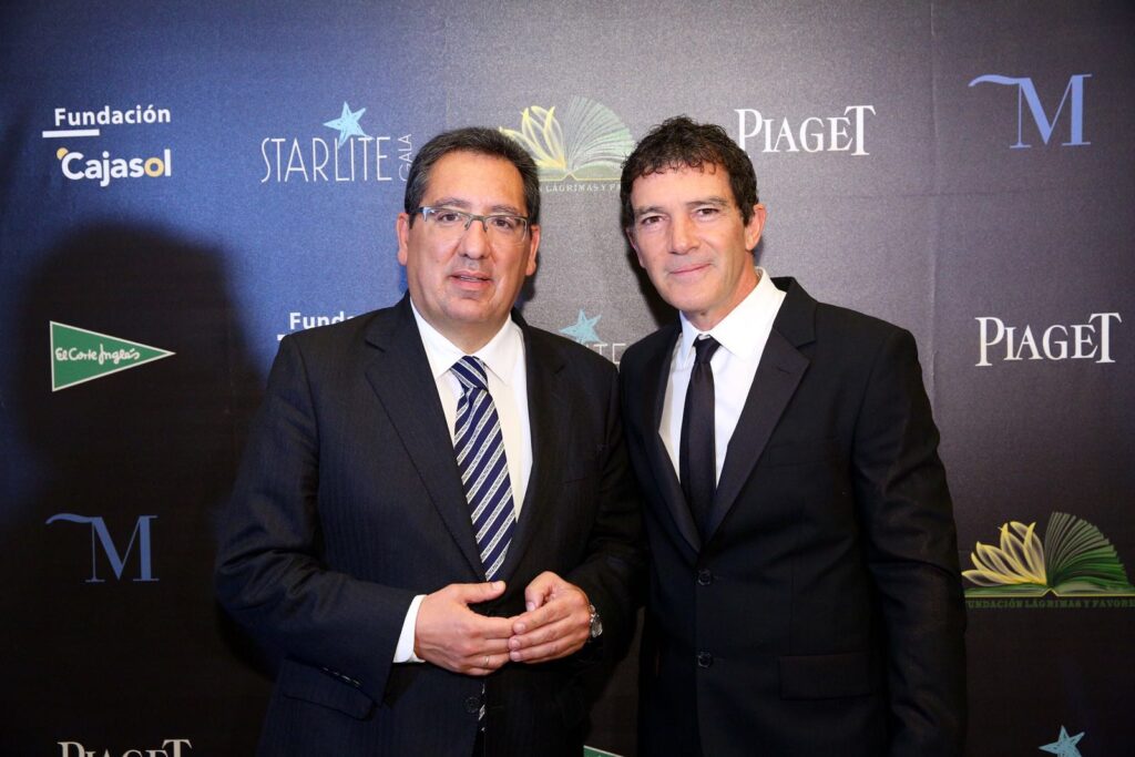 Entrega de becas para Máster del Instituto de Estudios Cajasol en la Gala Solidaria de Fundación Lágrimas y Favores