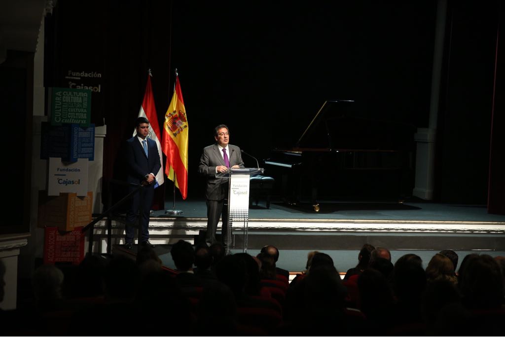 Antonio Pulido, presidente de la Fundación Cajasol, felicitando al Paraguay por su 207 aniversario 