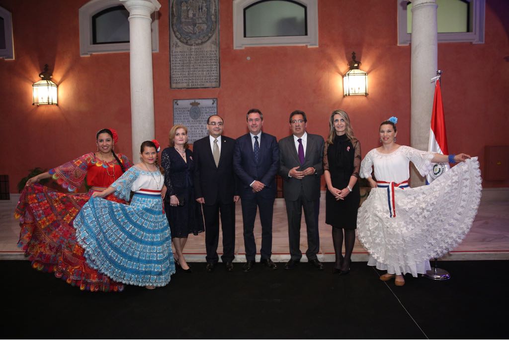 Antonio Pulido, junto a Juan Espadas, alcalde de Sevilla, y Antonio Rivas Palacios, Embajador del Paraguay en España, en el patio de la Fundación Cajasol
