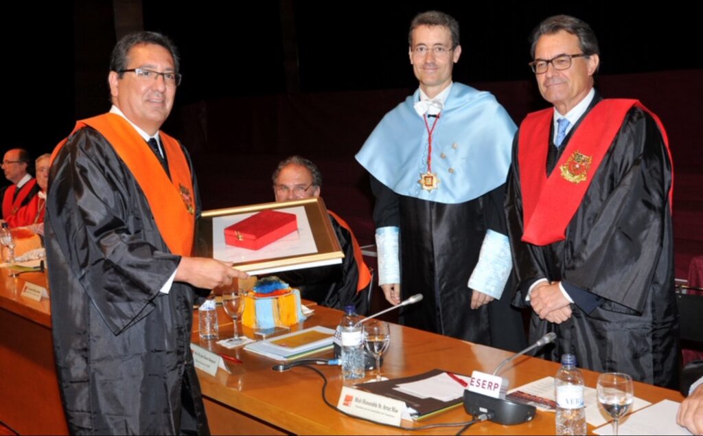 Antonio Pulido recibe el Honorary Degree de la escuela ESERP