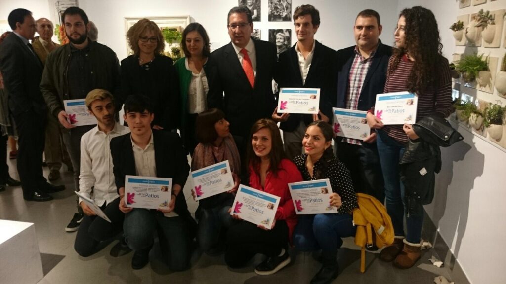 La Fundación Cajasol entrega los premios a los ganadores del concurso ‘El arte y los patios cordobeses’