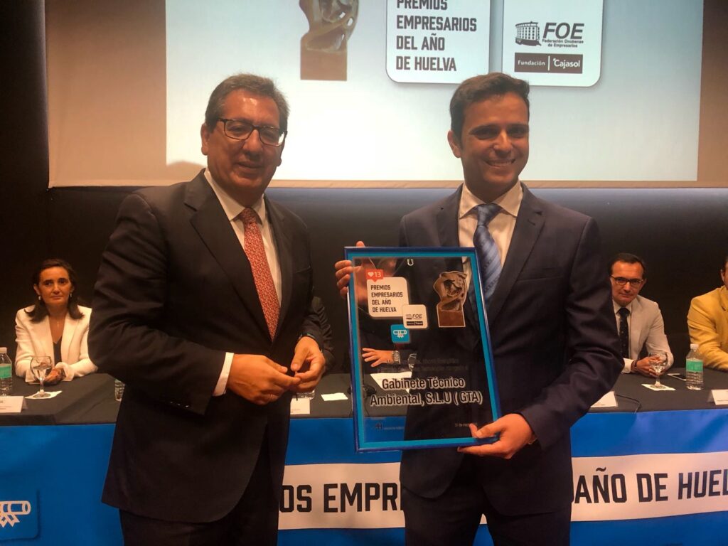 Antonio Pulido entrega uno de los premios a Alonso Salguero