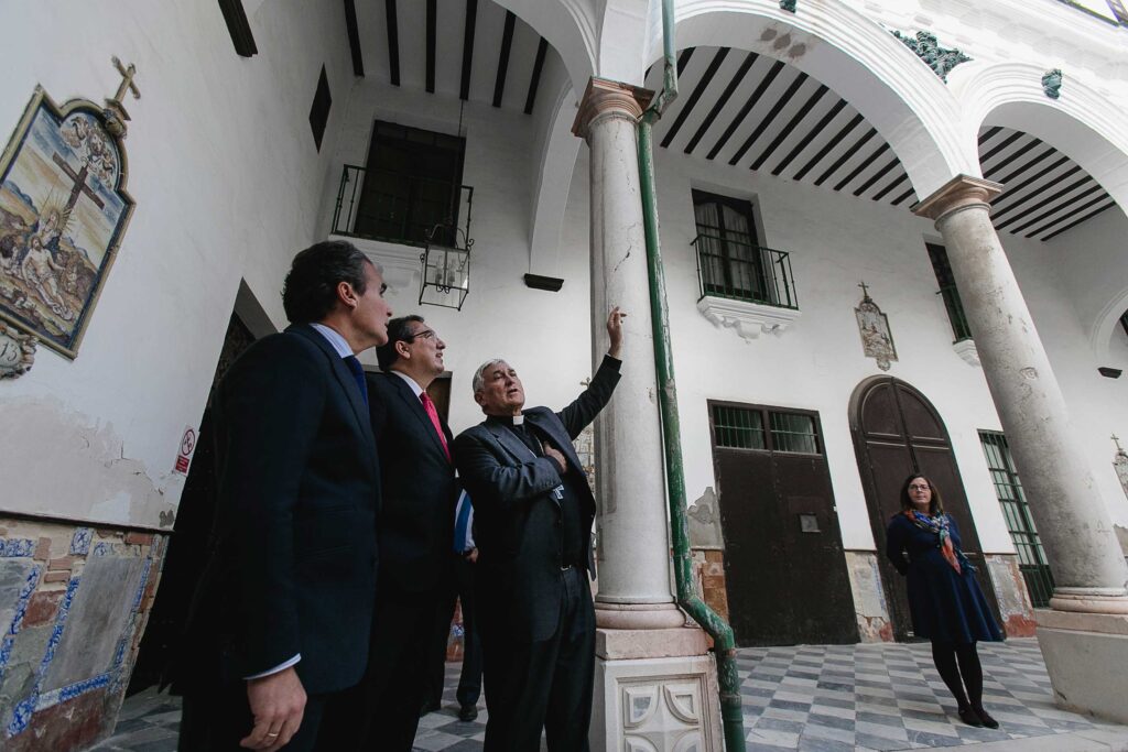 El Obispado, Fundación La Caixa y Fundación Cajasol firman un convenio para la restauración del patio principal del Hospital de Mujeres