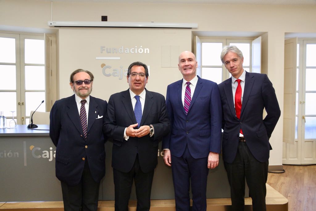 Antonio Pulido, junto a Timothy Kane y Santiago Velo de Antelo en el Foro de Embajadores desde la Fundación Cajasol