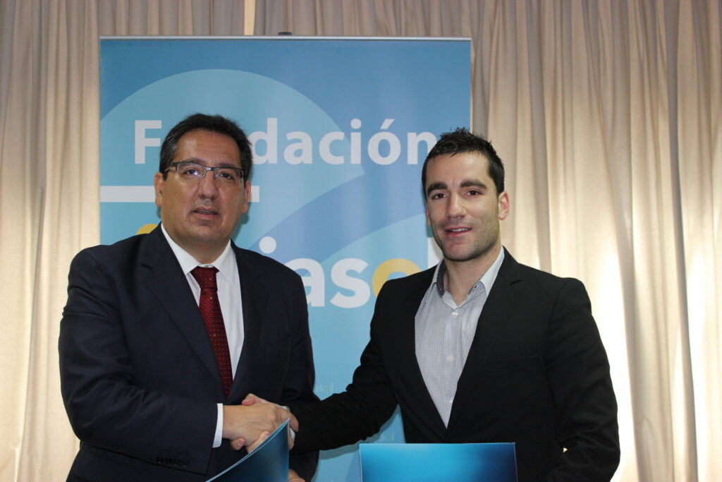 La Fundación Cajasol renueva su apoyo al Club de Bádminton IES La Orden