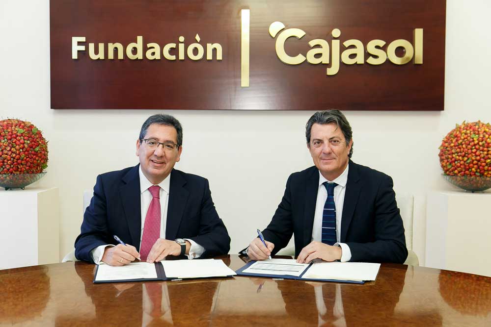Antonio Pulido y Alfonso Escribano, firmando el acuerdo de colaboración