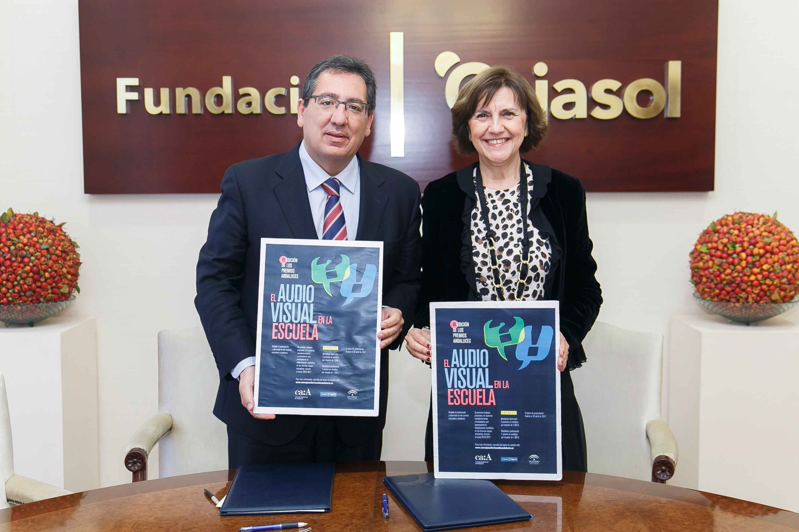 Antonio Pulido y Emelina Fernández posan con el cartel anunciador del III Concurso 'El Audiovisual en la Escuela'