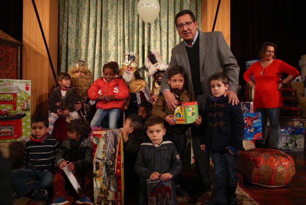 Los Reyes Magos hacen entrega de los regalos y juguetes a niños sin recursos en la Fundación Cajasol