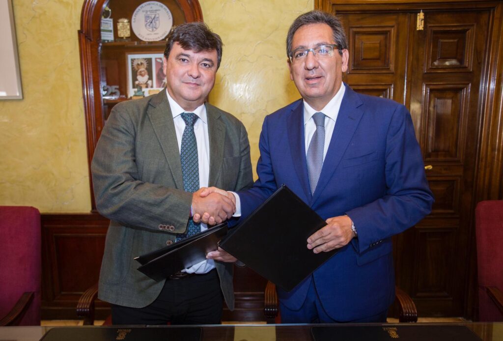 Gabriel Cruz, alcalde de Huelva, y Antonio Pulido, presidente de la Fundación Cajasol