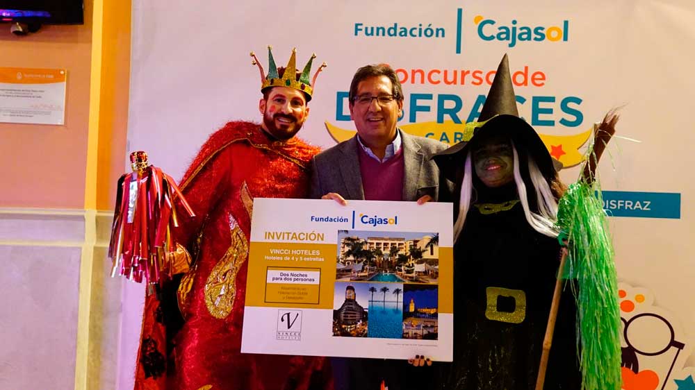 Antonio Pulido, presidente de la Fundación Cajasol, entrega el premio a los ganadores del concurso de disfraces del Carnaval de Cádiz 2018