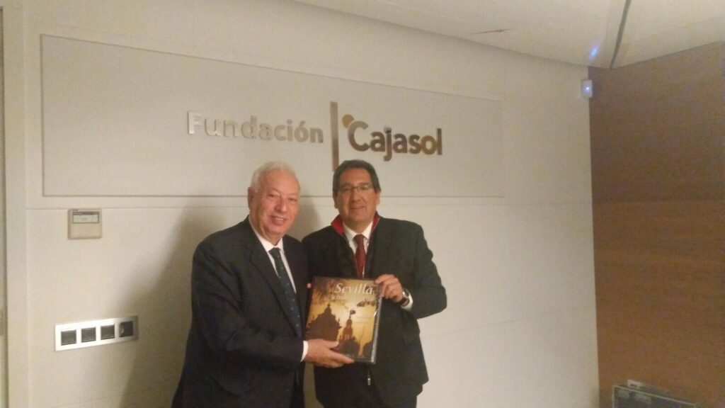 Antonio Pulido, presidente de la Fundación Cajasol, junto a García-Margallo