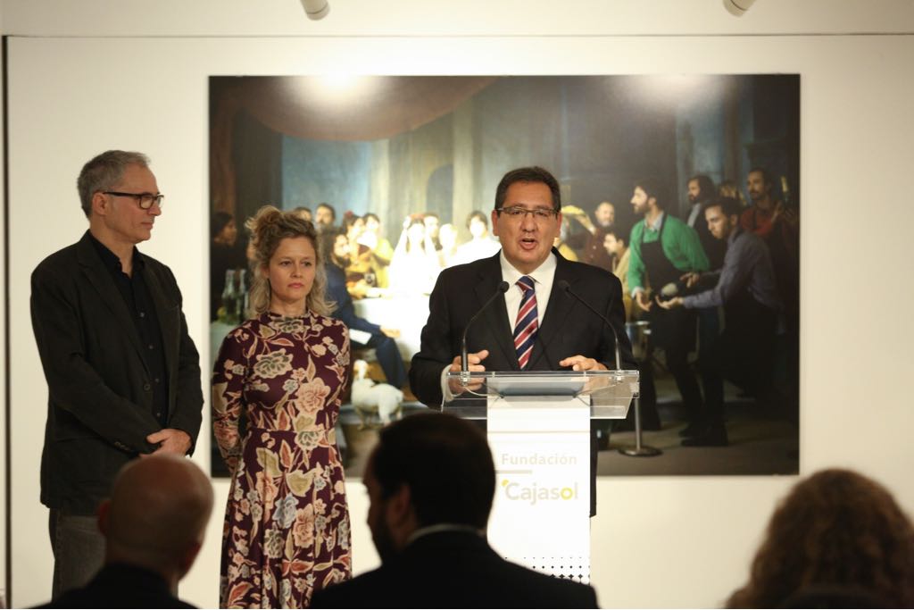 Inauguración de la exposición 'Murillo fotógrafo' en la Fundación Cajasol, con Antonio Pulido, Laura León y José Antonio de Lamadrid