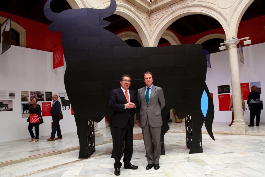 Exposición ‘El Toro de Osborne: Icono del diseño español’, hasta el 20 de abril en la Fundación Cajasol
