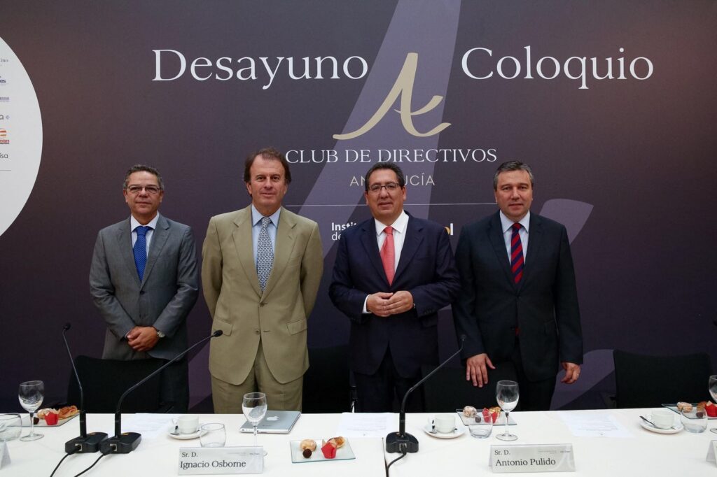 Antonio Pulido asiste al Desayuno-coloquio del Club de Directivos Andalucía con Ignacio Osborne