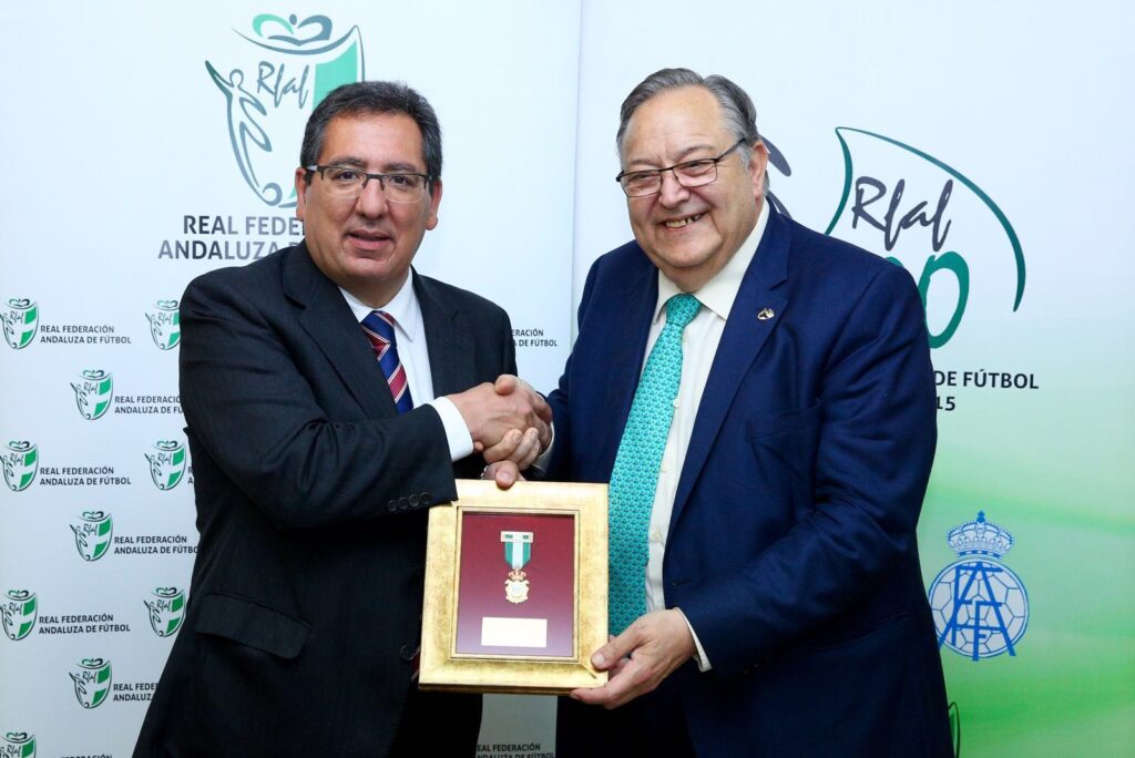 La Fundación Cajasol recibe la Medalla del Centenario de la RFAF