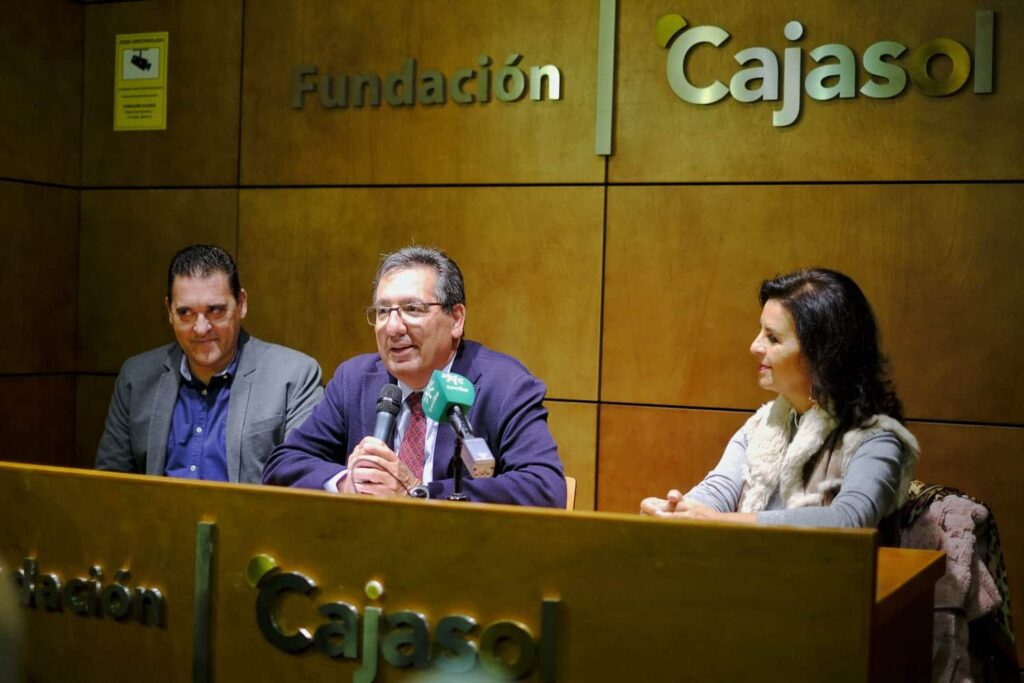 Antonio Pulido, junto a María José Santiago y Francisco Morales