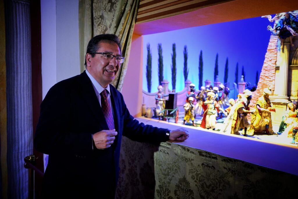 Antonio Pulido, junto a una de las zonas del tradicional Belén de la Fundación Cajasol en Cádiz
