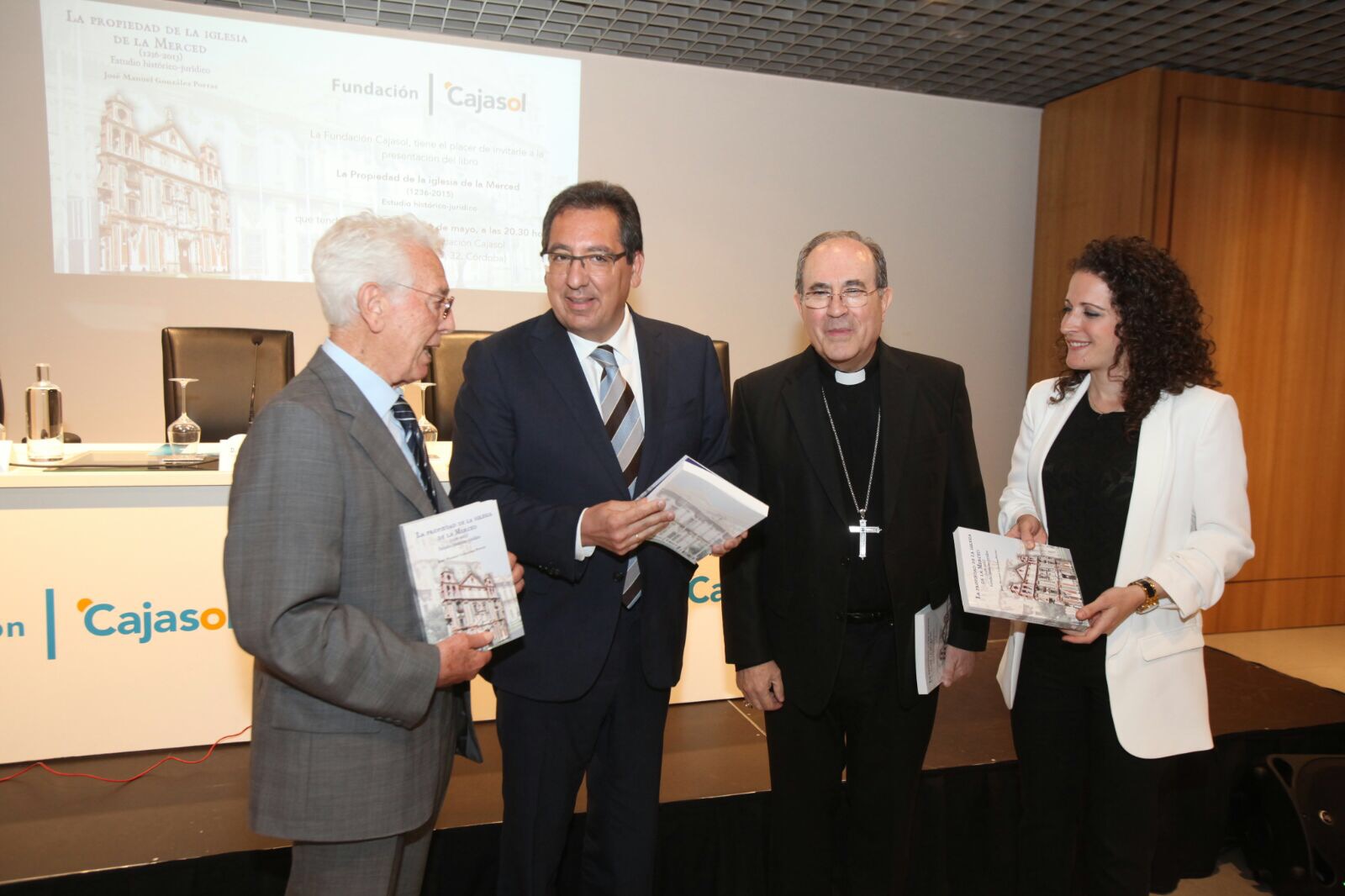 José Manuel González Porras, Antonio Pulido, Monseñor Juan José Asenjo y Gloria Ruiz, en la sede de la Fundación Cajasol en Córdoba