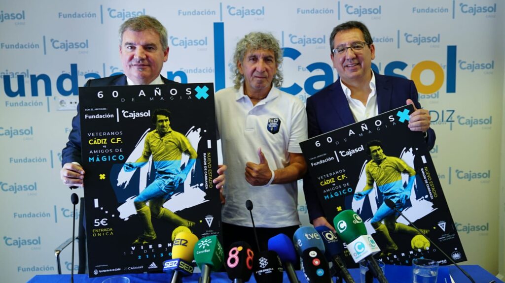 Manuel Vizcaíno, presidente del Cádiz CF, Antonio Pulido, presidente de la Fundación Cajasol, y Jorge 'Mágico' González