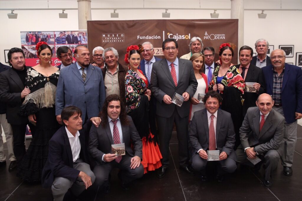 La Fundación Cajasol presenta el disco de los Cantores de Híspalis 'Que vivan las sevillanas', a beneficio de Prodean