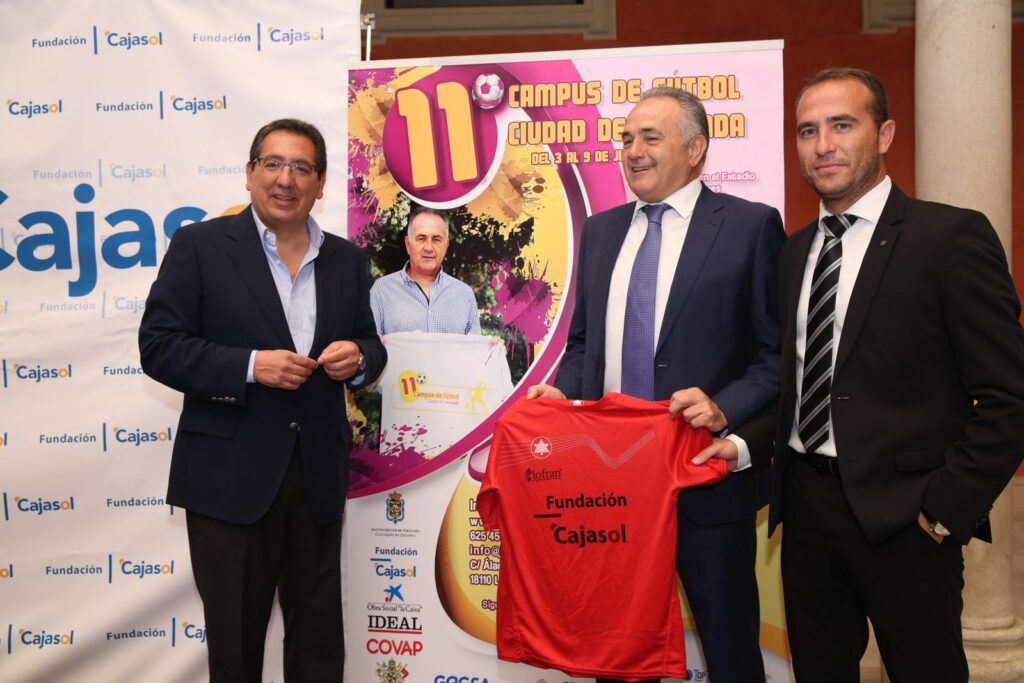 La Fundación Cajasol beca a 30 niños para que disfruten del XI Campus de Fútbol Ciudad de Granada