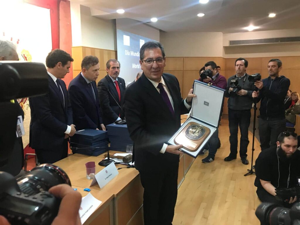 Reconocimiento al Instituto de Estudios Cajasol en la celebración del Día Mundial del Derecho en Málaga