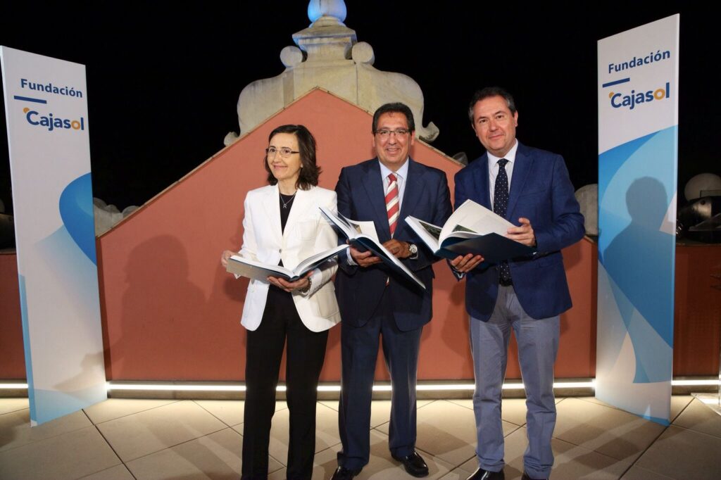 La Fundación Cajasol inaugura la nueva terraza de su sede en Sevilla con la presentación del catálogo de la Colección de Arte